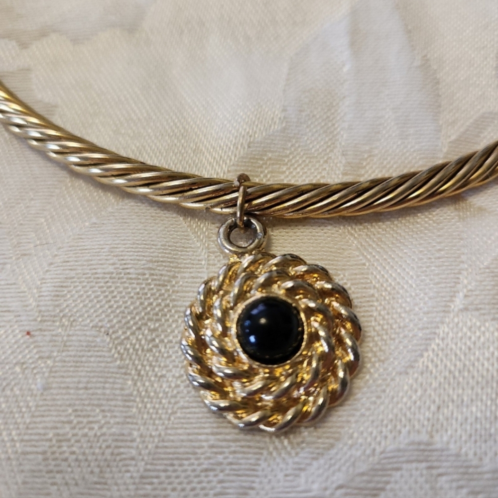 Rope Twist Choker With Pendant